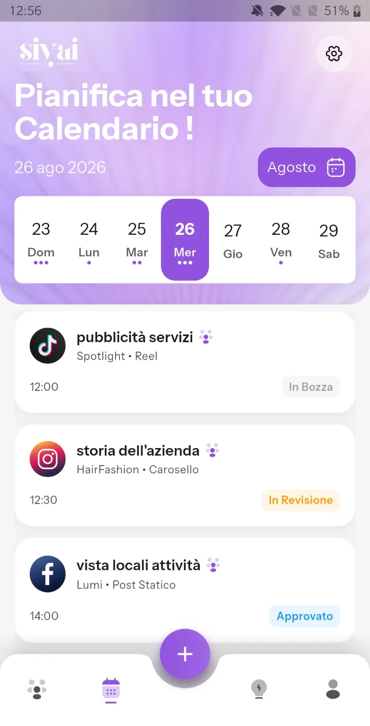 Il calendario dell’app: la settimana con i post del giorno, di clienti diversi, con orario e stato.