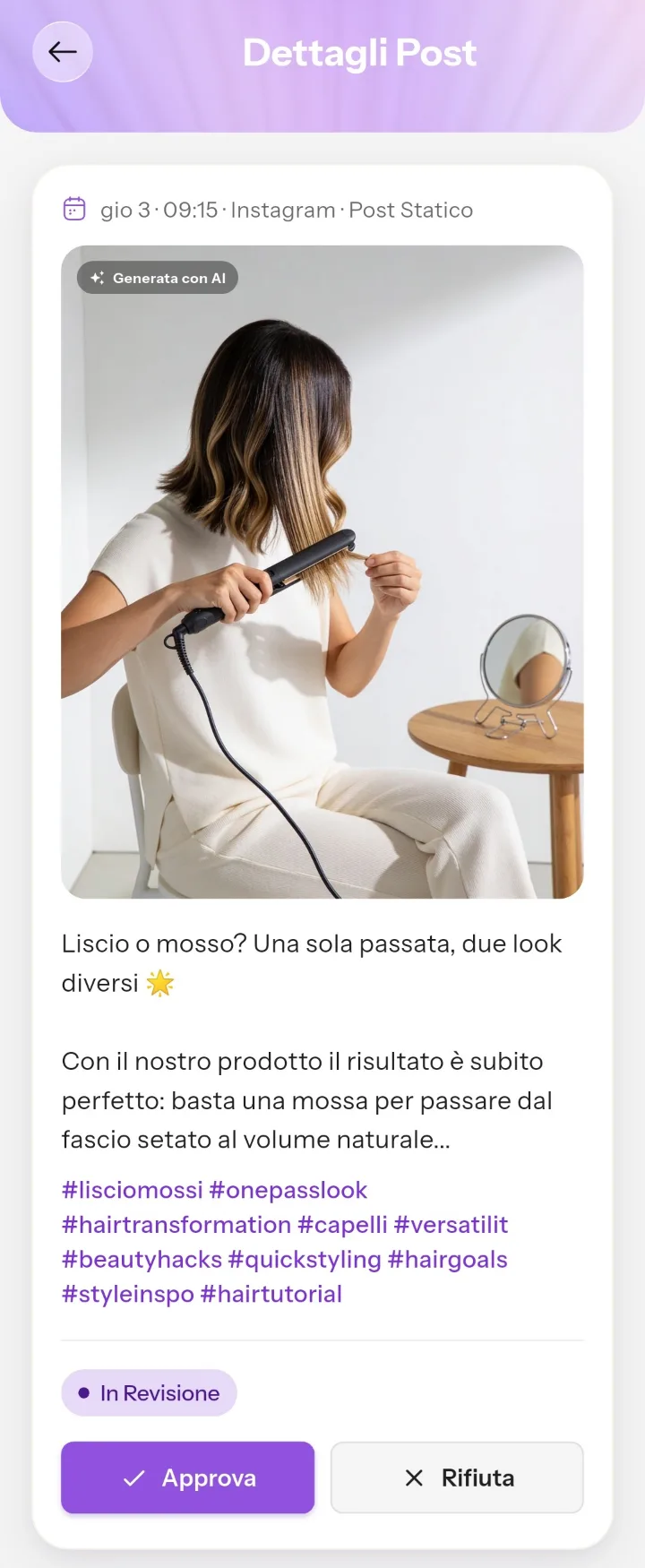 La pagina che vede il cliente: il post con immagine, testo, hashtag, lo stato In Revisione e i pulsanti Approva e Rifiuta.